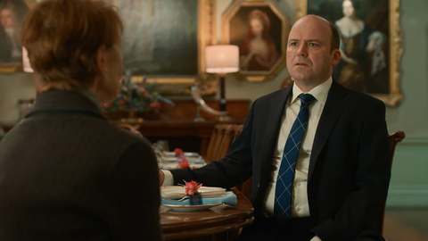 Still from the clip "The Prime Minister Learns About the Attack" (The Diplomat, Netflix)